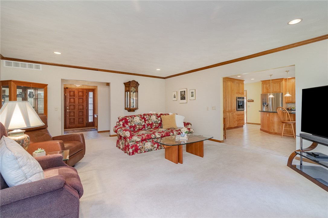 3 Glen Eagle Way Perinton, NY 14450 - Photo 11 of 43 Living Room