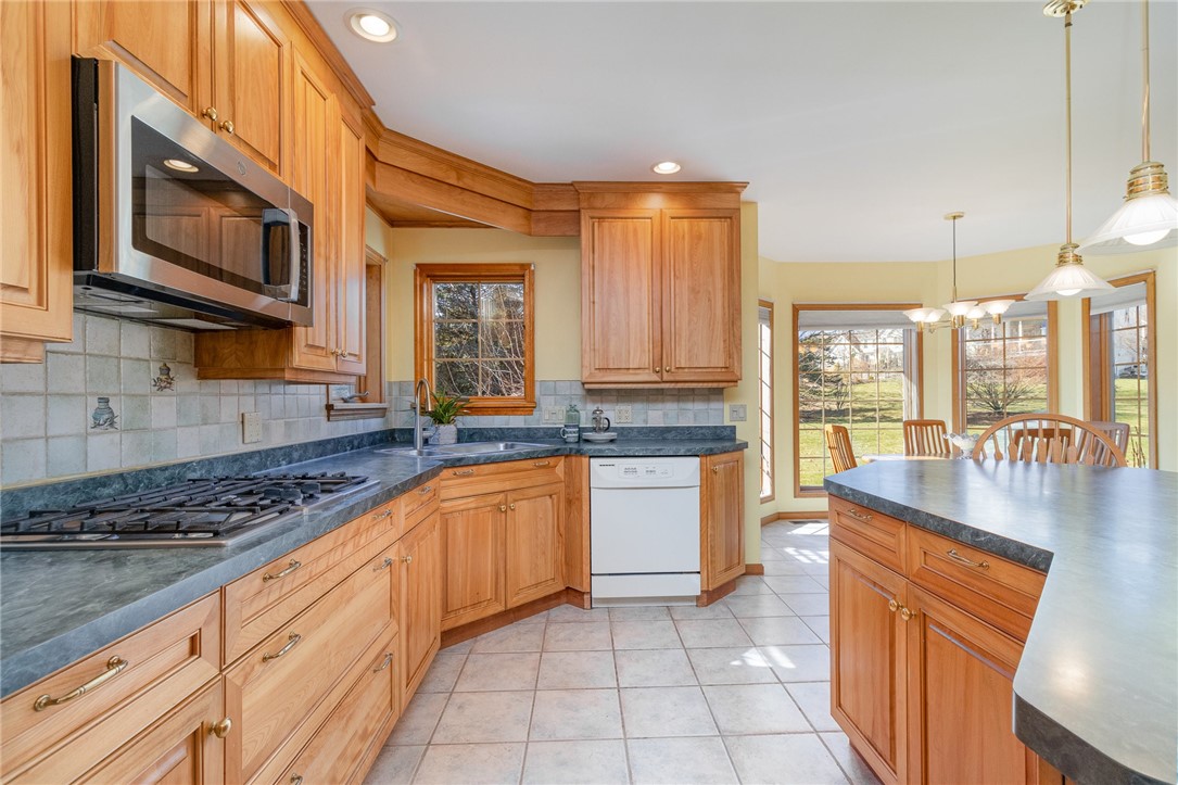 3 Glen Eagle Way Perinton, NY 14450 - Photo 6 of 43 Gas cook top