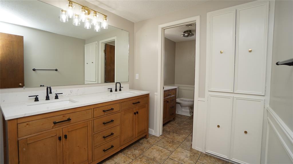 606 Queens Road Denison, TX 75020 - Photo 23 of 37 Upstairs Bath