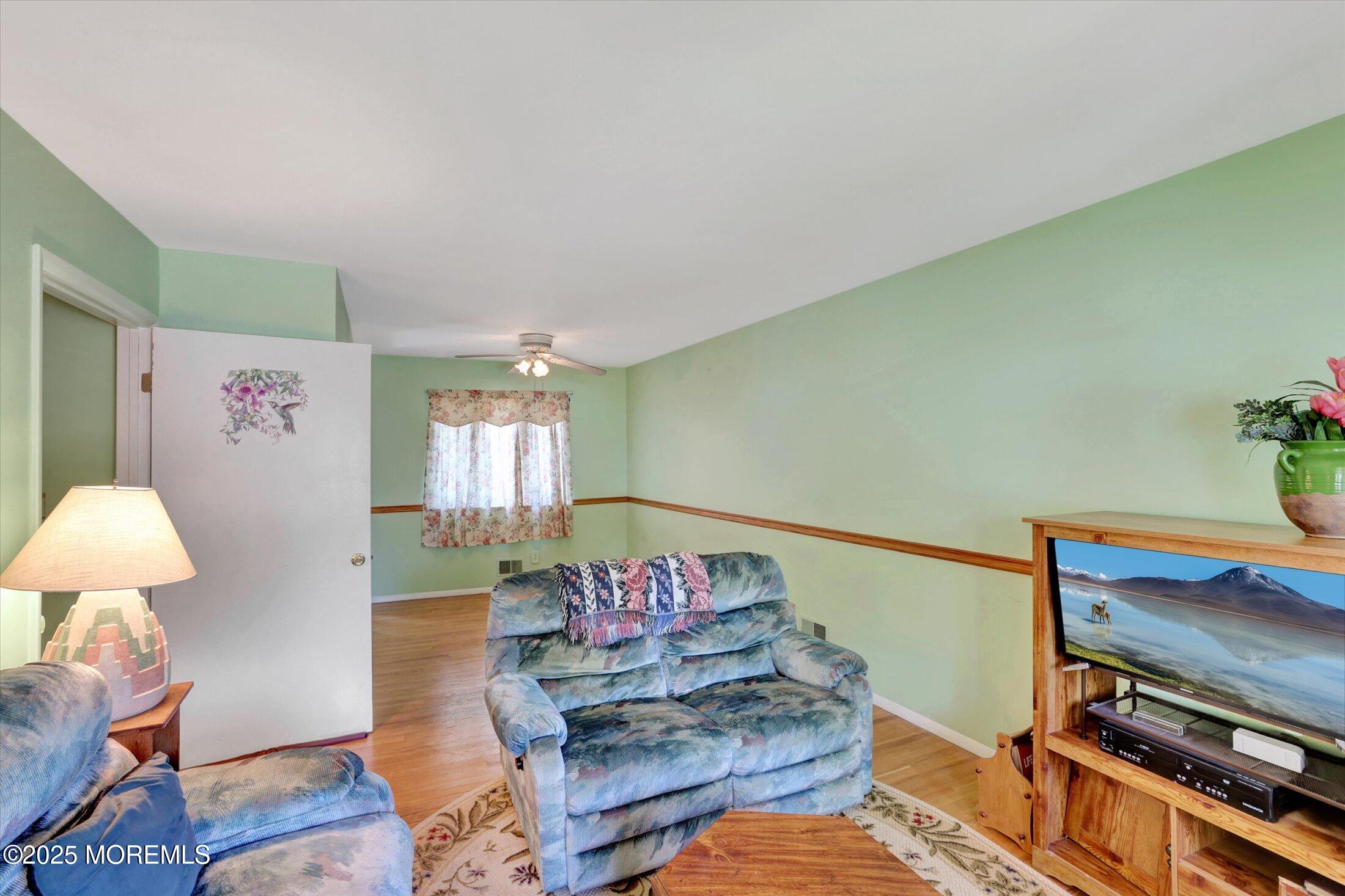 12 Steven Place Jackson, NJ 08527 - Photo 4 of 31 a living room with furniture