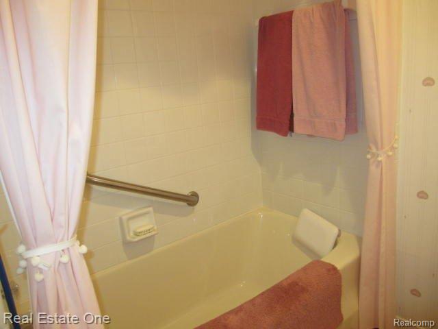 2191 London Bridge Drive, Unit 28 Rochester, MI 48307 - Photo 10 of 15 IMG_3348