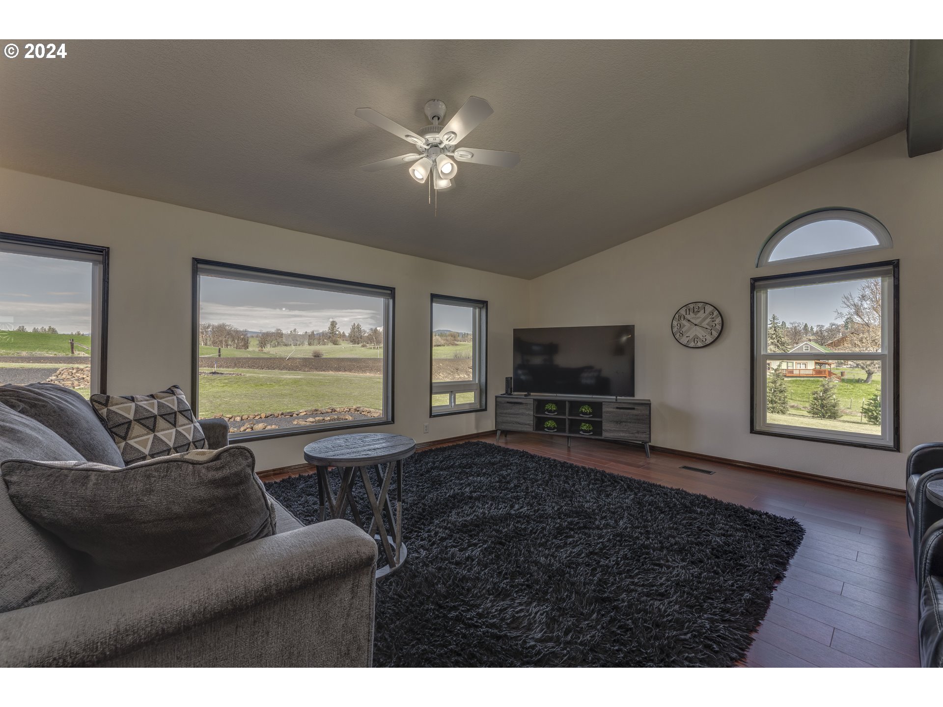 323 South Wayne R Road Tygh Valley, OR 97063 - Photo 15 of 45 Living Room