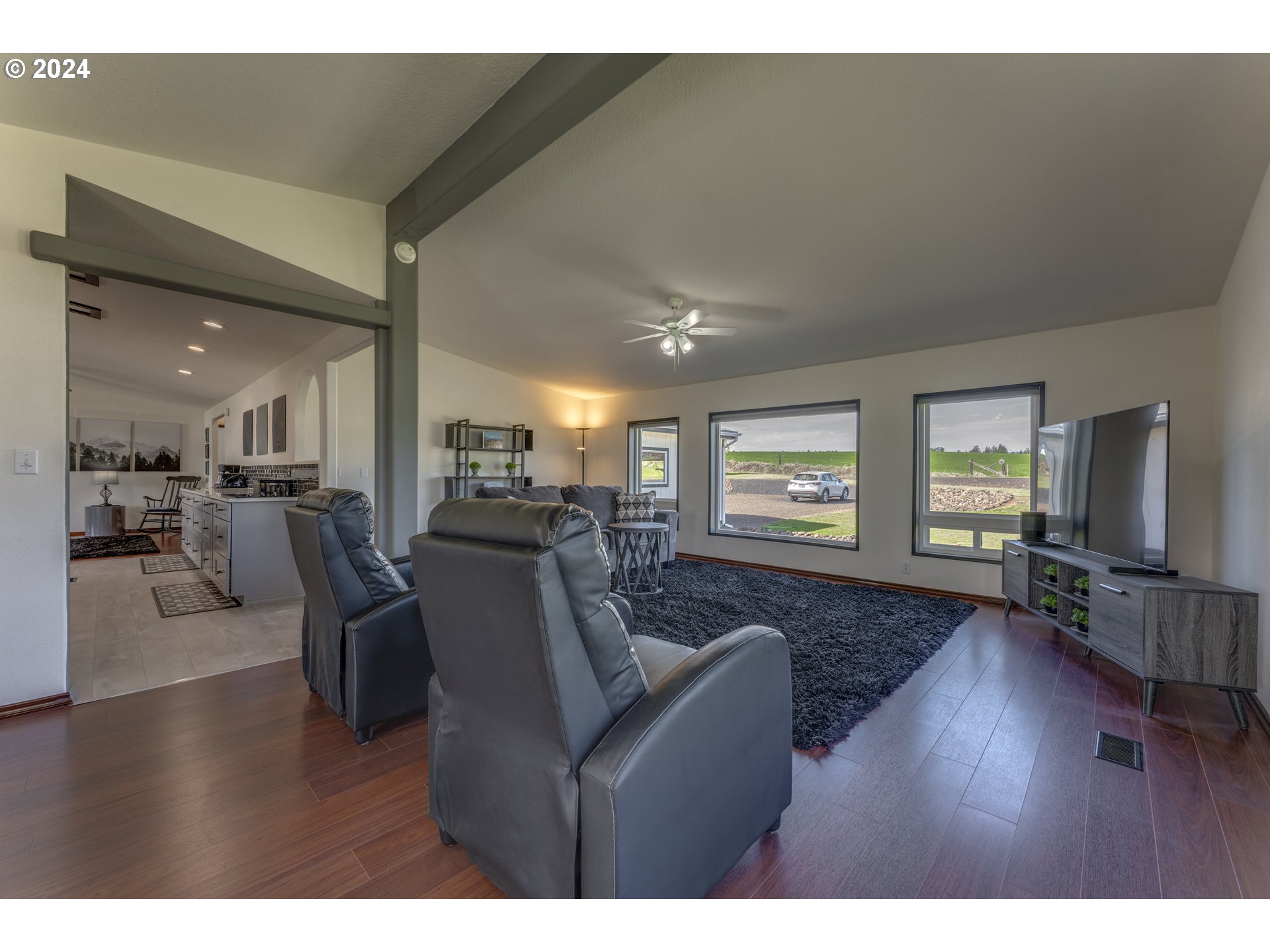 323 South Wayne R Road Tygh Valley, OR 97063 - Photo 17 of 45 Living Room