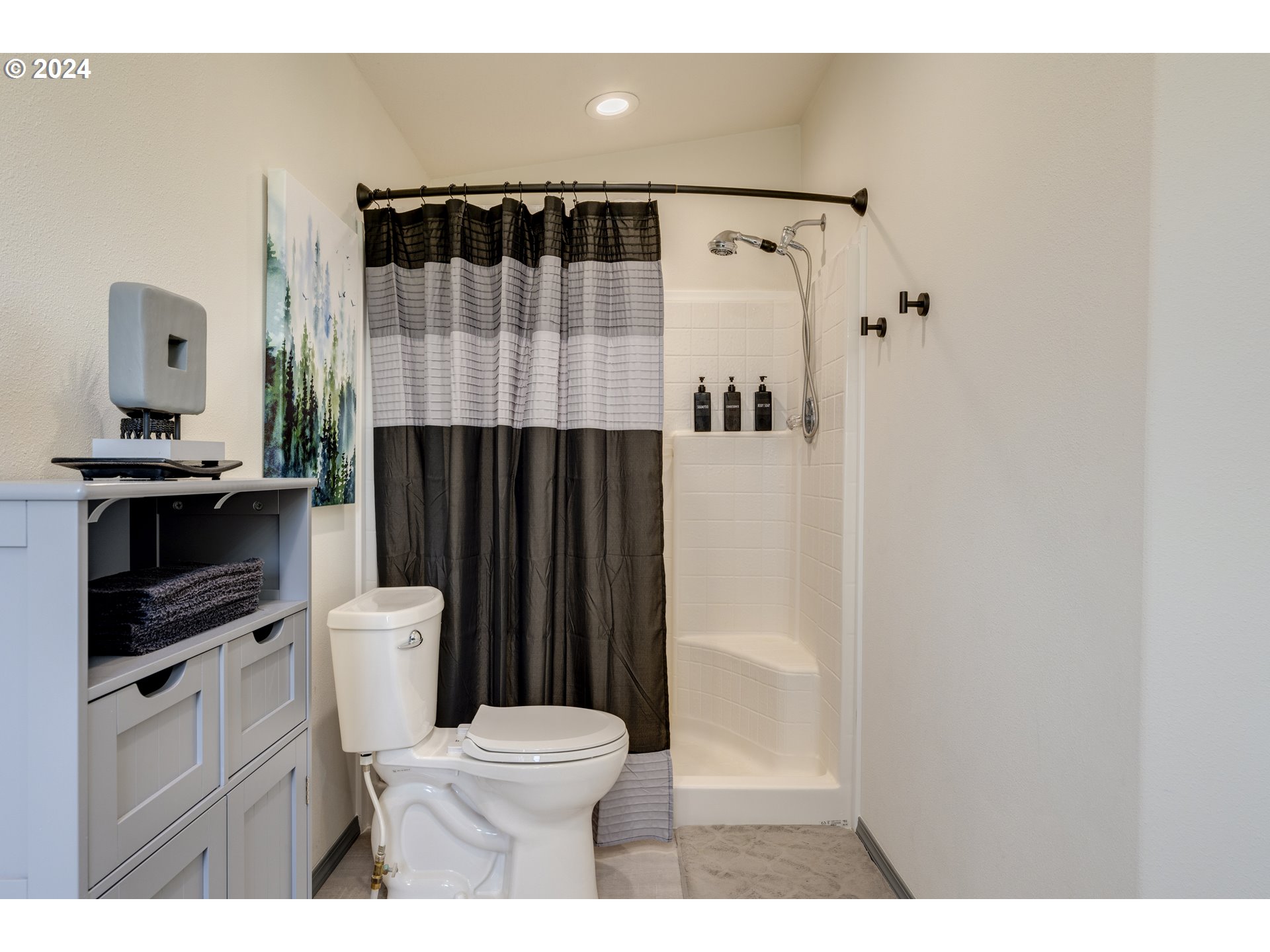 323 South Wayne R Road Tygh Valley, OR 97063 - Photo 32 of 45 Owner's Suite Bathroom