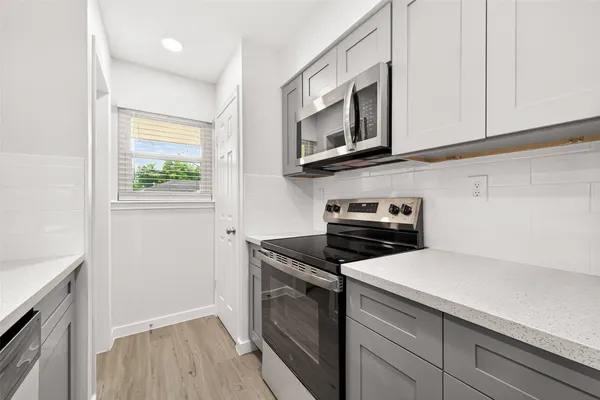 $2,200 | 13442 Greenway Drive, Sugar Land, TX 77498