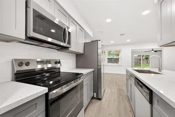 $2,200 | 13442 Greenway Drive, Sugar Land, TX 77498