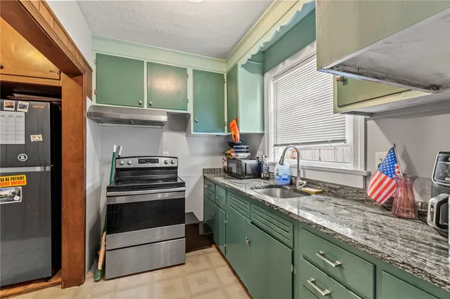 $729,900 | 381 Maple Avenue, Barrington, RI 02806