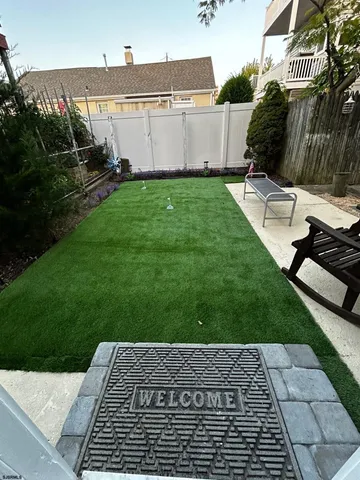 a view of a backyard