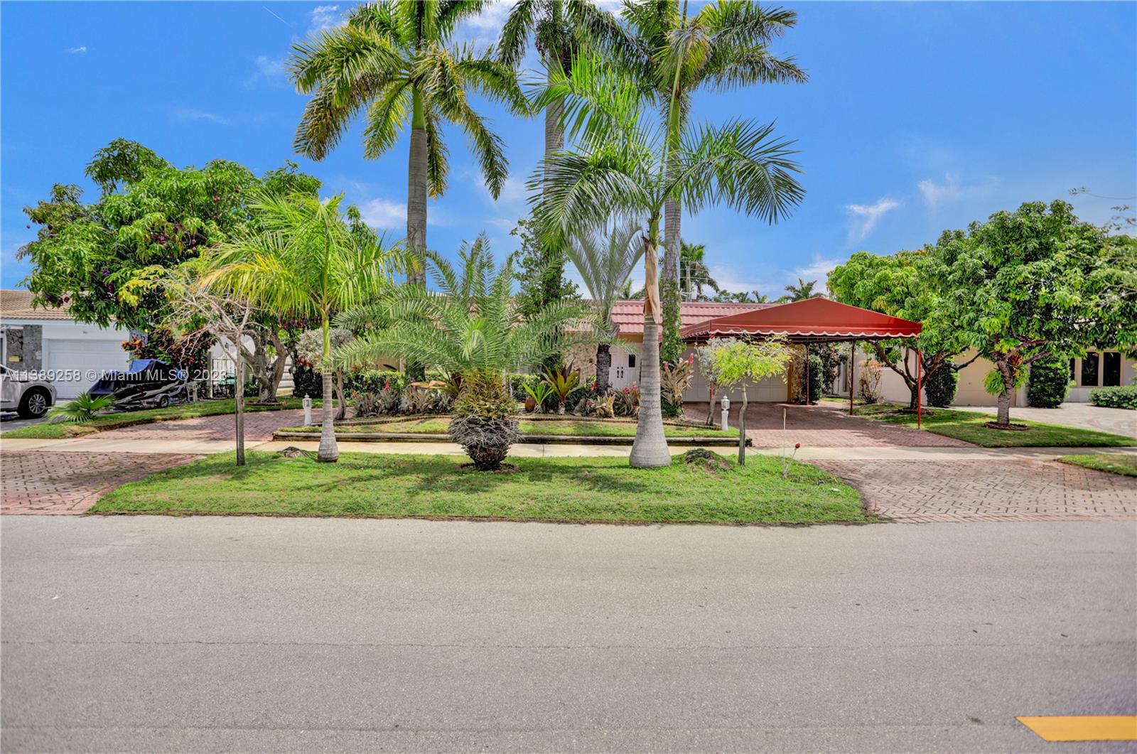 837 Washington Street Hollywood, FL 33019 - Photo 3 of 65 a view of a park with palm trees
