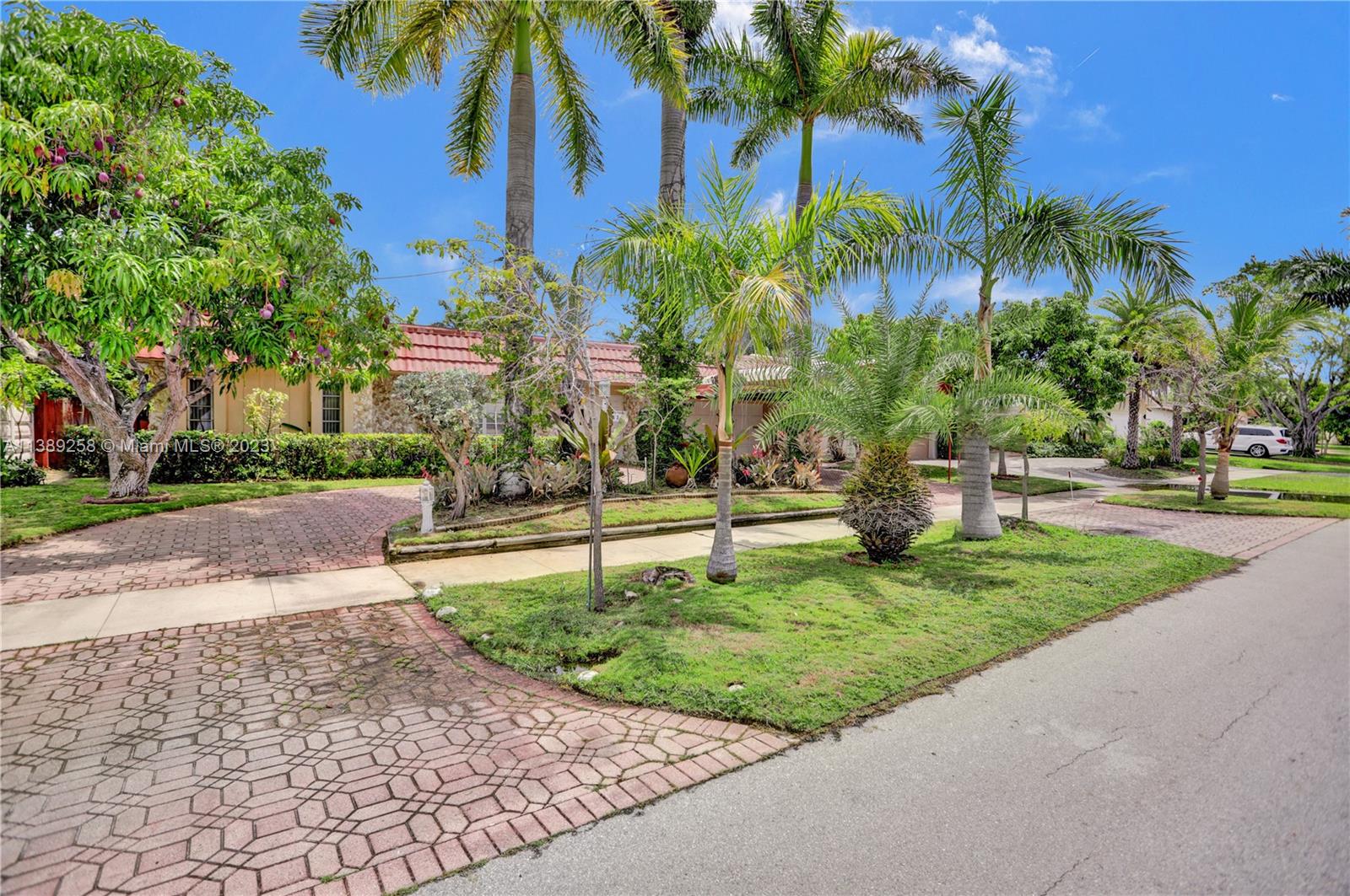 837 Washington Street Hollywood, FL 33019 - Photo 4 of 65 a view of a park with a palm trees