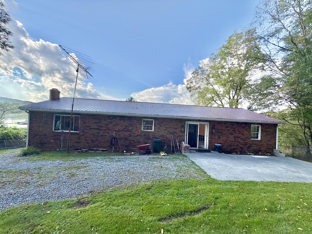 8974 Thompson Valley Road Tazewell, VA 24651 - Photo 9 of 35 Gallery Image 9