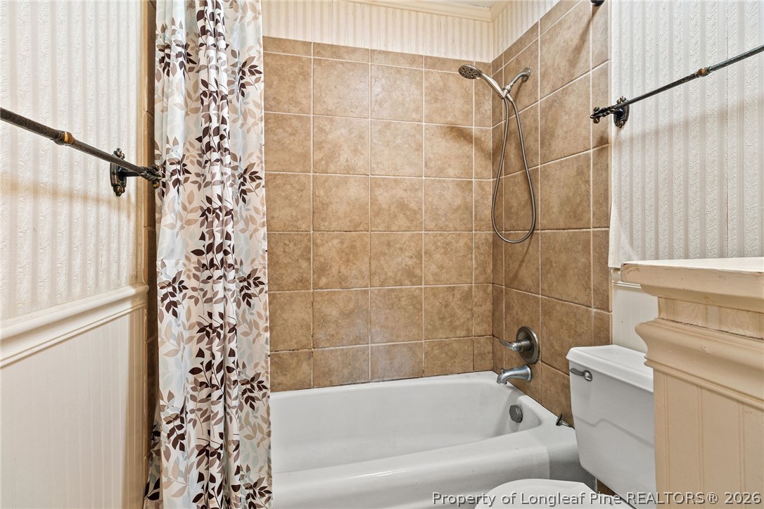 5605 MacGregor Court Fayetteville, NC 28304 - Photo 32 of 49 a bathroom with a bathtub and shower