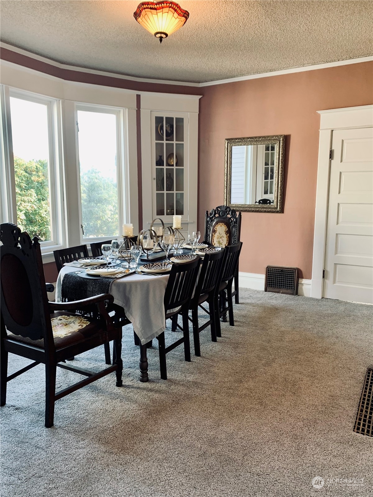 206 East 8th Street Aberdeen, WA 98520 - Photo 13 of 39 a view of a dining room with furniture and window