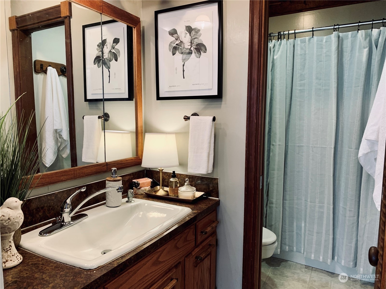 206 East 8th Street Aberdeen, WA 98520 - Photo 14 of 39 a bathroom with a sink vanity and a mirror