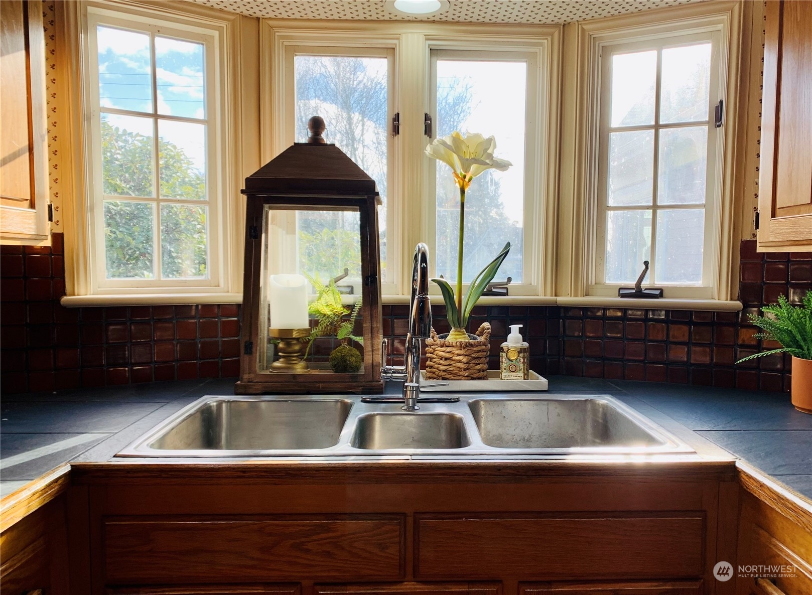 206 East 8th Street Aberdeen, WA 98520 - Photo 20 of 39 a kitchen table with a sink and a window