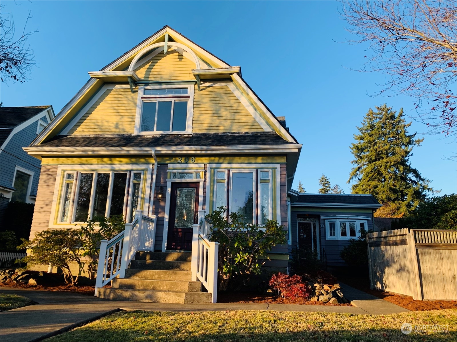 206 East 8th Street Aberdeen, WA 98520 - Photo 2 of 39 a front view of a house with yard