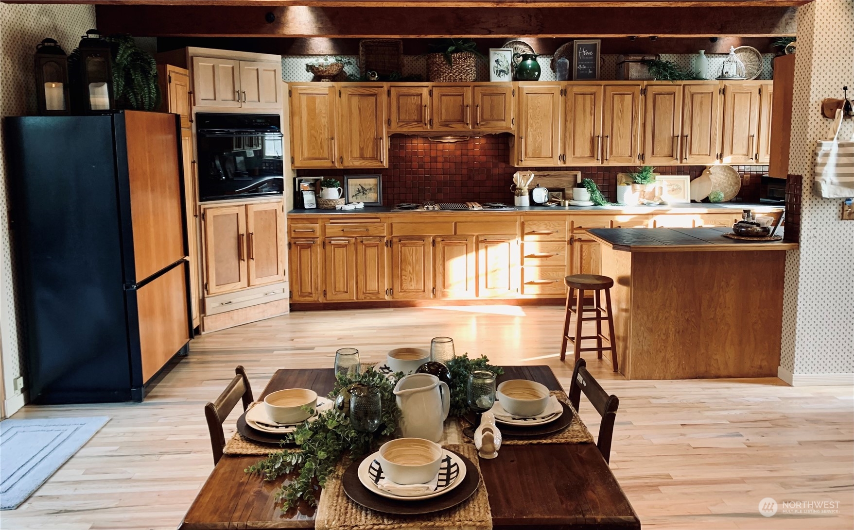 206 East 8th Street Aberdeen, WA 98520 - Photo 23 of 39 a kitchen with a table chairs and a stove