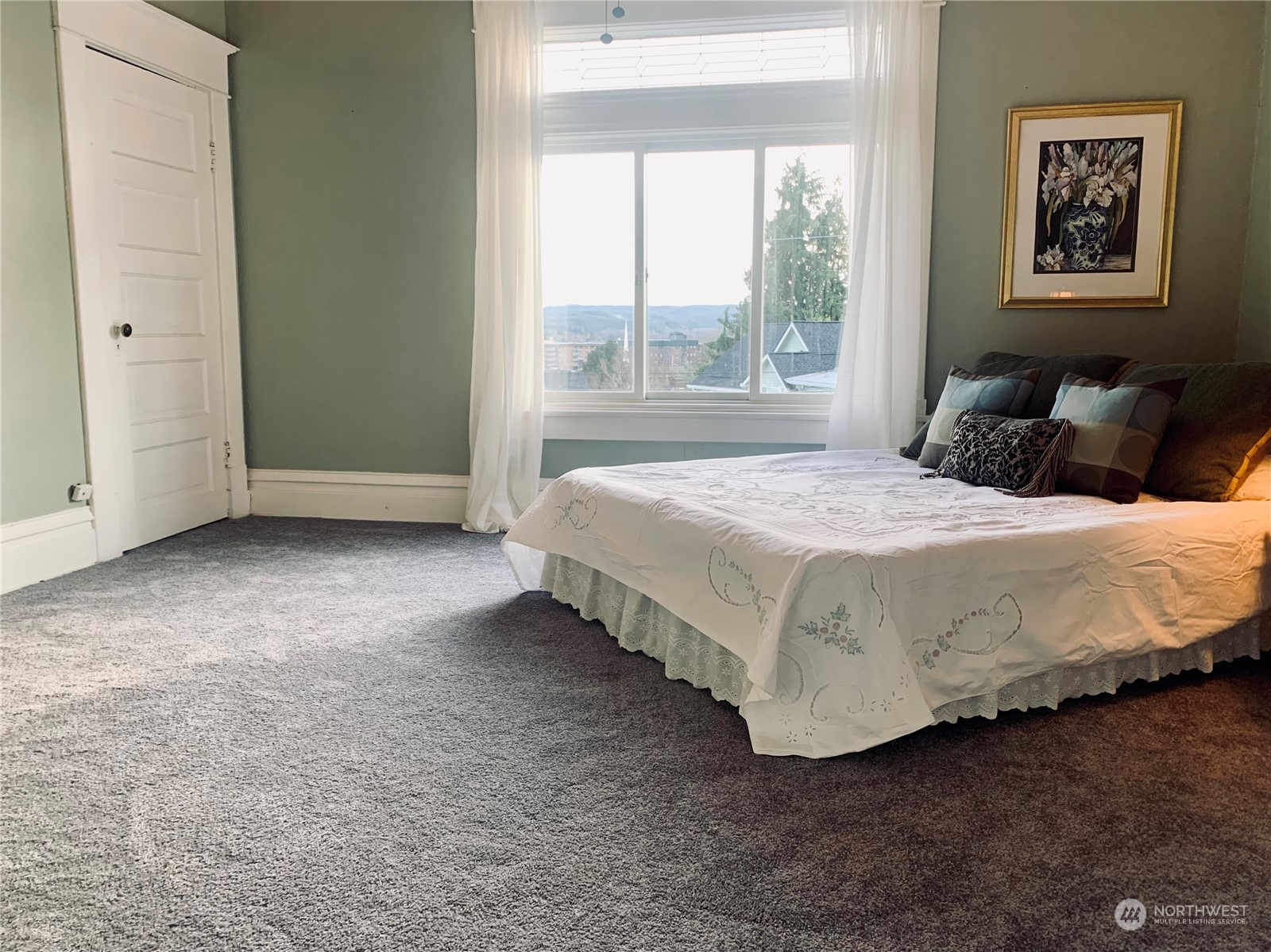 206 East 8th Street Aberdeen, WA 98520 - Photo 28 of 39 a bedroom with a bed and a window