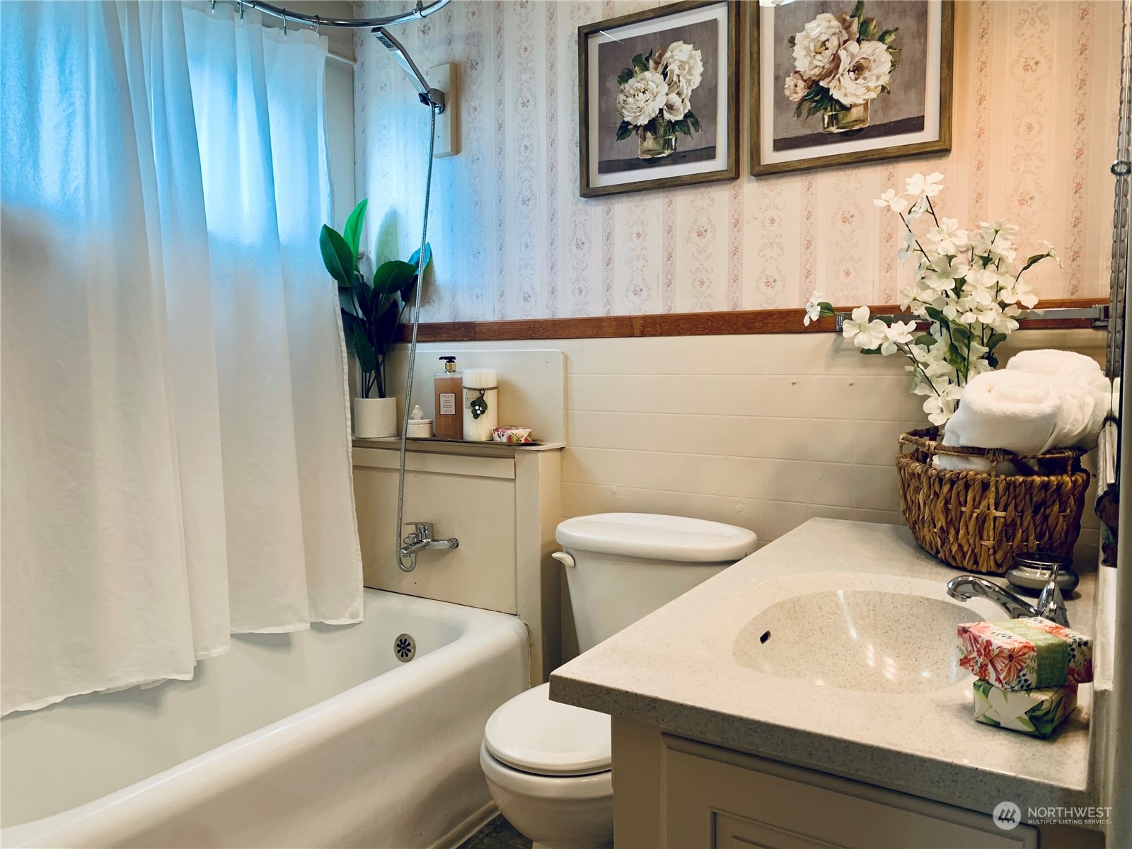 206 East 8th Street Aberdeen, WA 98520 - Photo 29 of 39 a bathroom with a sink a toilet and tub