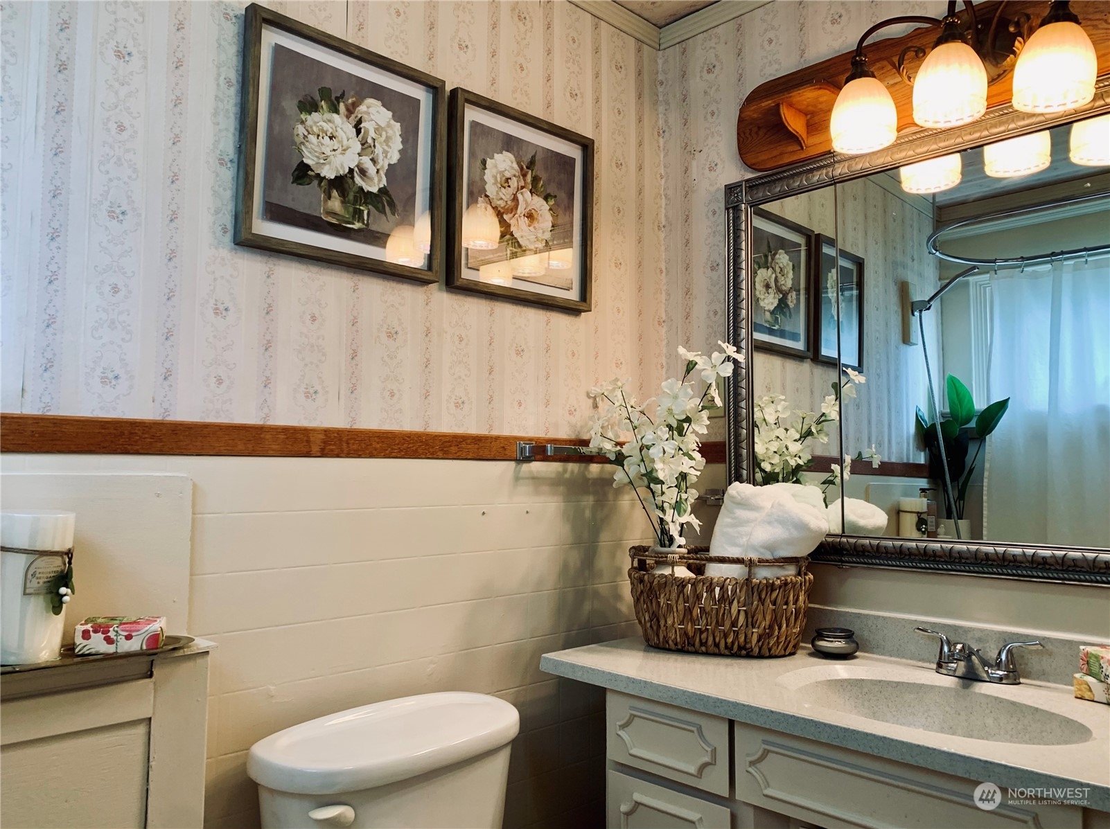 206 East 8th Street Aberdeen, WA 98520 - Photo 30 of 39 a bathroom with a toilet a sink and mirror