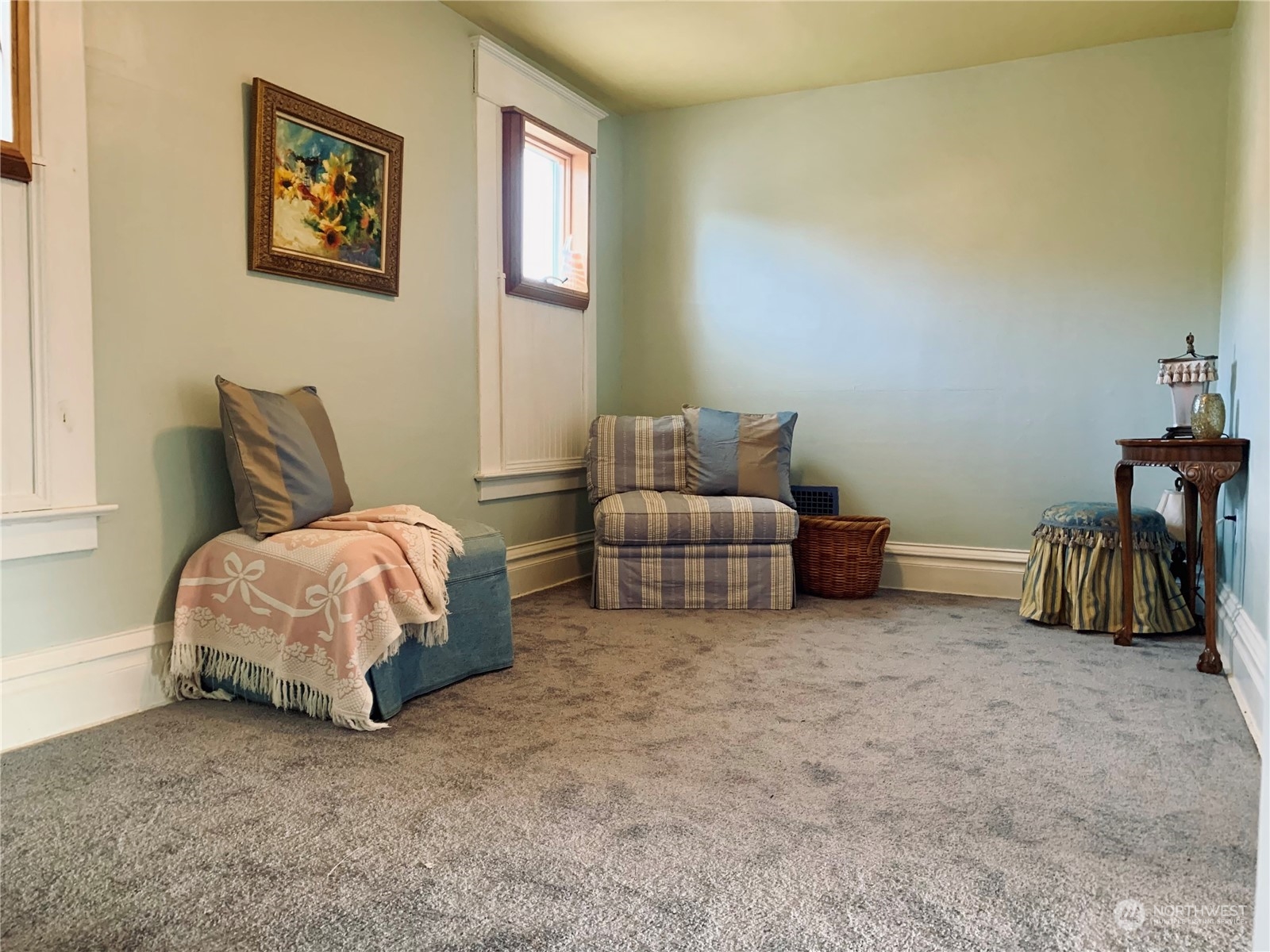 206 East 8th Street Aberdeen, WA 98520 - Photo 31 of 39 a spacious bedroom with a bed and a couch