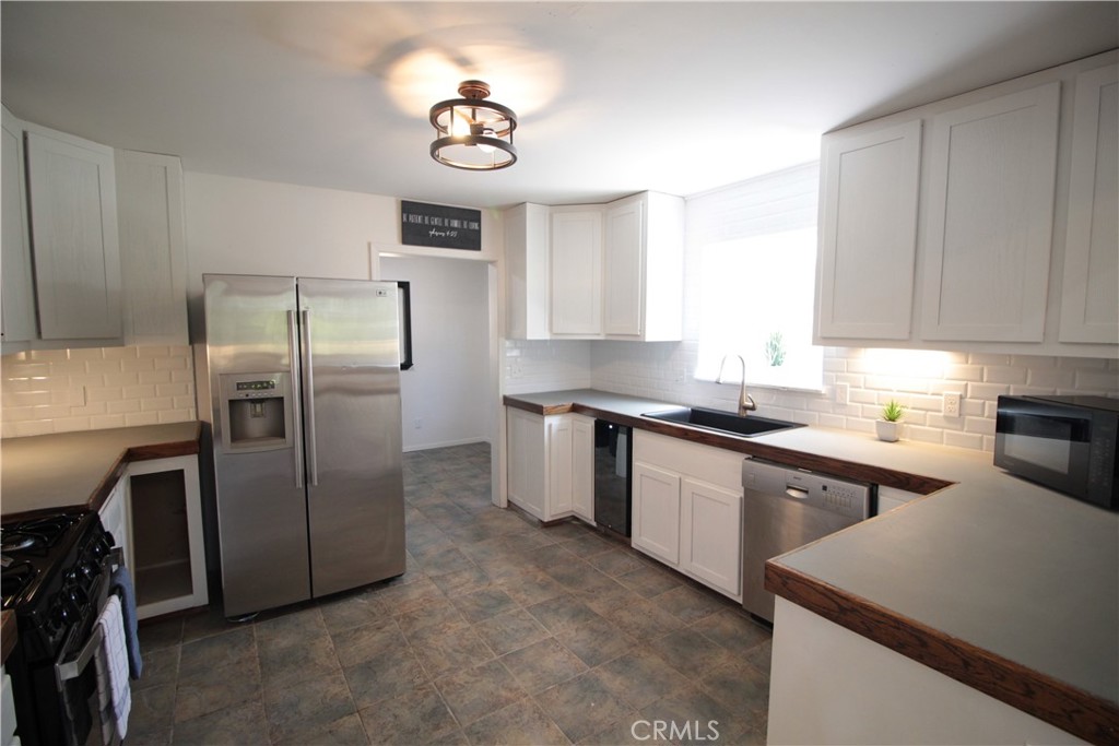 3616 Manzanita Road Mariposa, CA 95338 - Photo 11 of 18 a kitchen with a refrigerator and a sink