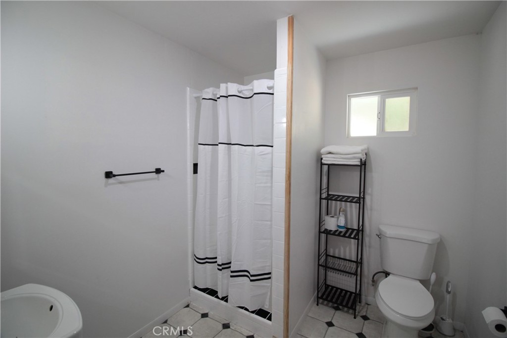 3616 Manzanita Road Mariposa, CA 95338 - Photo 14 of 18 a bathroom with a toilet a sink and shower