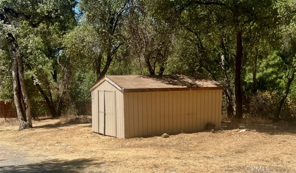 3616 Manzanita Road Mariposa, CA 95338 - Photo 15 of 18 a view of a backyard of the house