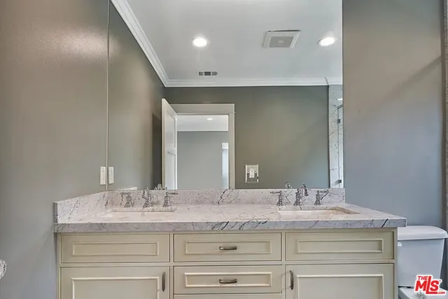 $11,500 | 515 South Van Ness Avenue, Los Angeles, CA 90020