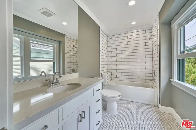 $11,500 | 515 South Van Ness Avenue, Los Angeles, CA 90020