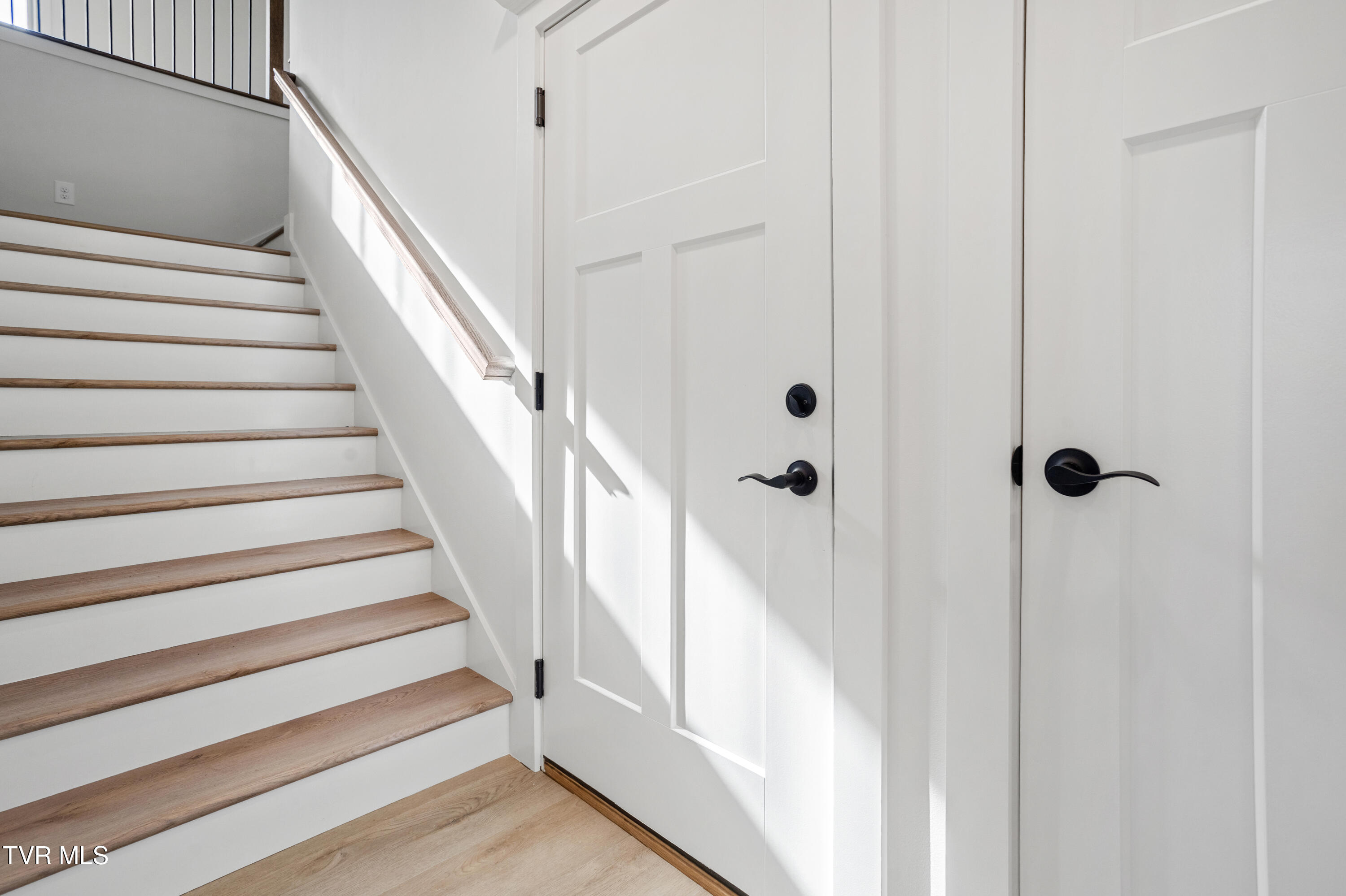 756 Tavern Hill Road Jonesborough, TN 37659 - Photo 19 of 41 Stairwell