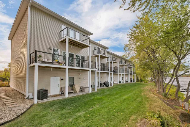 $699,000 | 17 Riverfront Drive, Unit 3, Manchester, NH 03102
