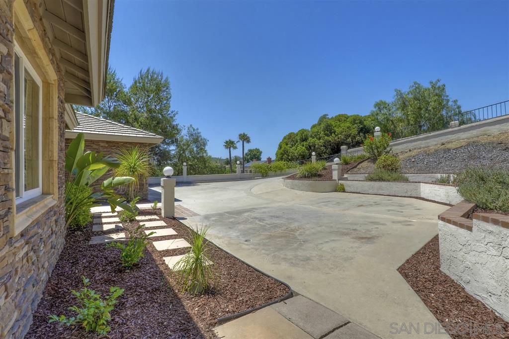 2051 Ridgecrest Place Escondido, CA 92029 - Photo 3 of 25 Gallery Image 3