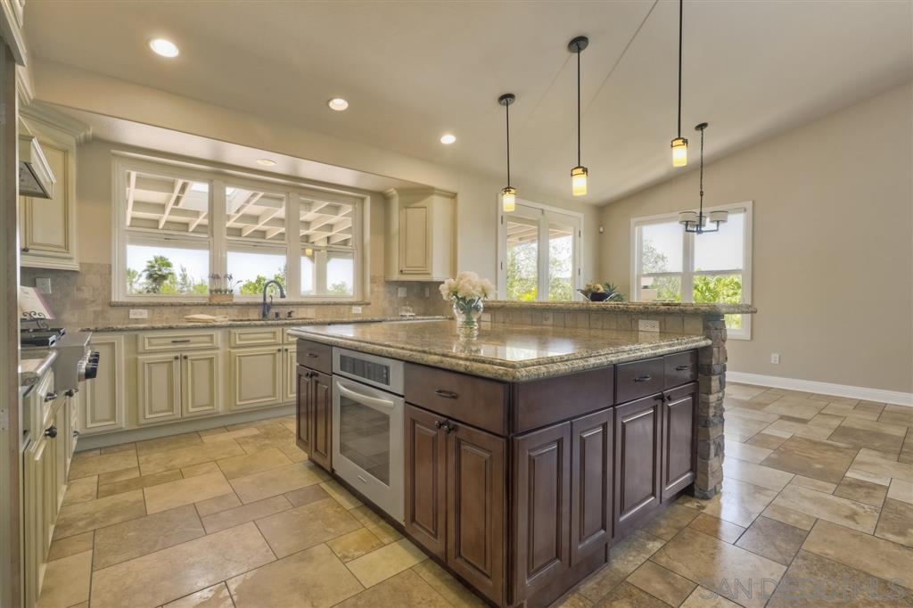 2051 Ridgecrest Place Escondido, CA 92029 - Photo 6 of 25 Gallery Image 6
