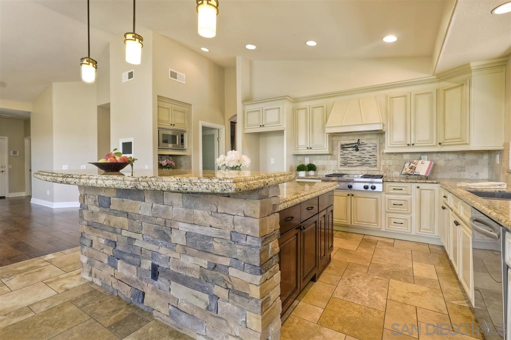2051 Ridgecrest Place Escondido, CA 92029 - Photo 7 of 25 Gallery Image 7