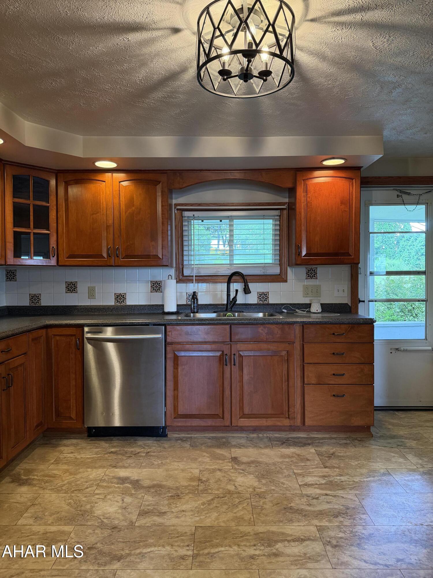 922 Middle Street Gallitzin, PA 16641 - Photo 7 of 40