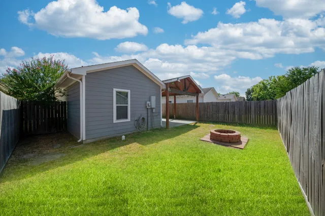 a view of a yard with a backyard