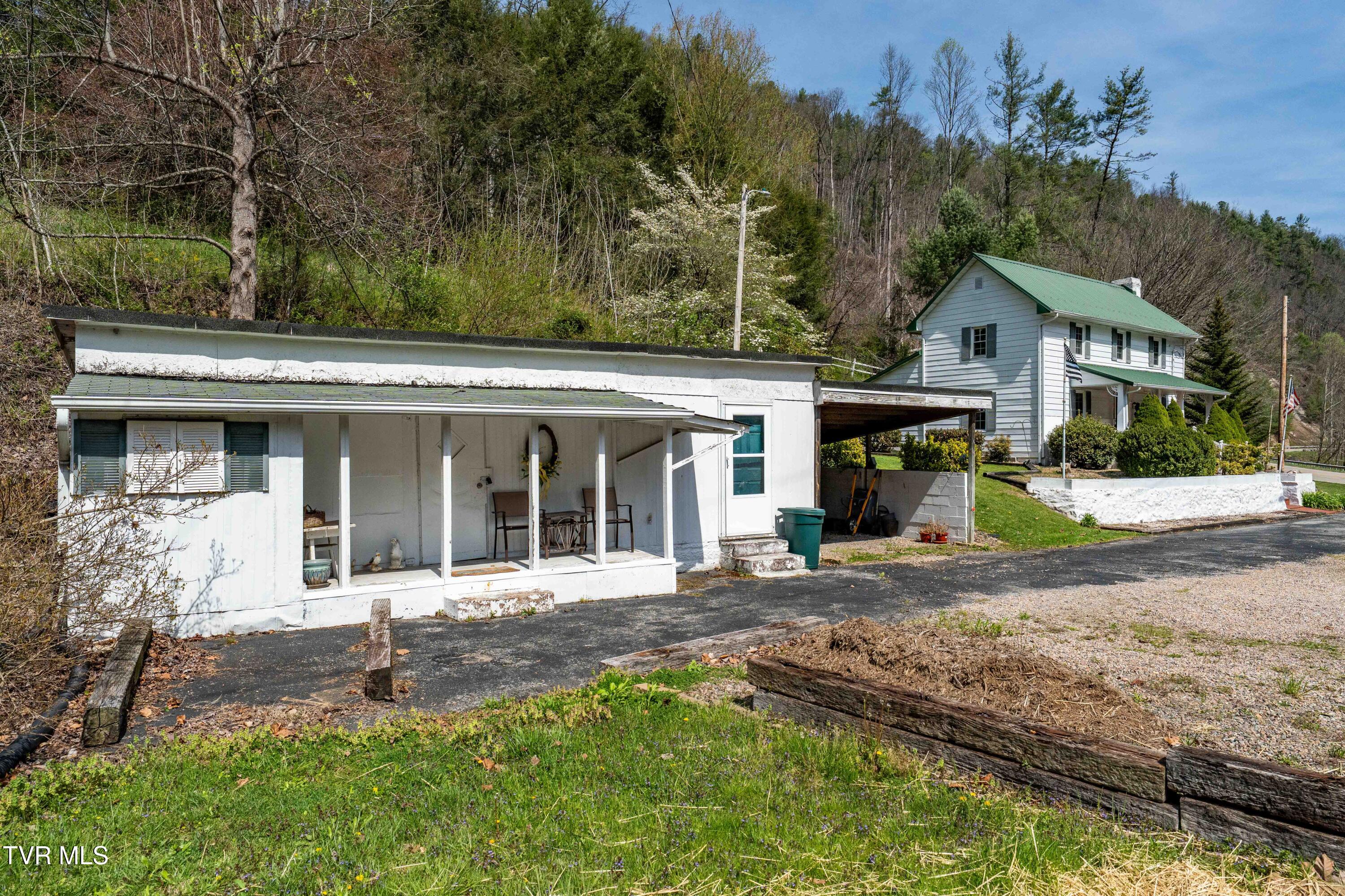 6646 Roan Creek Road Butler, TN 37640 - Photo 4 of 80 6646 Roan Creek Rd (4 of 81)