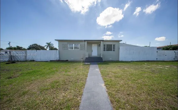 a view of a house with a backyard