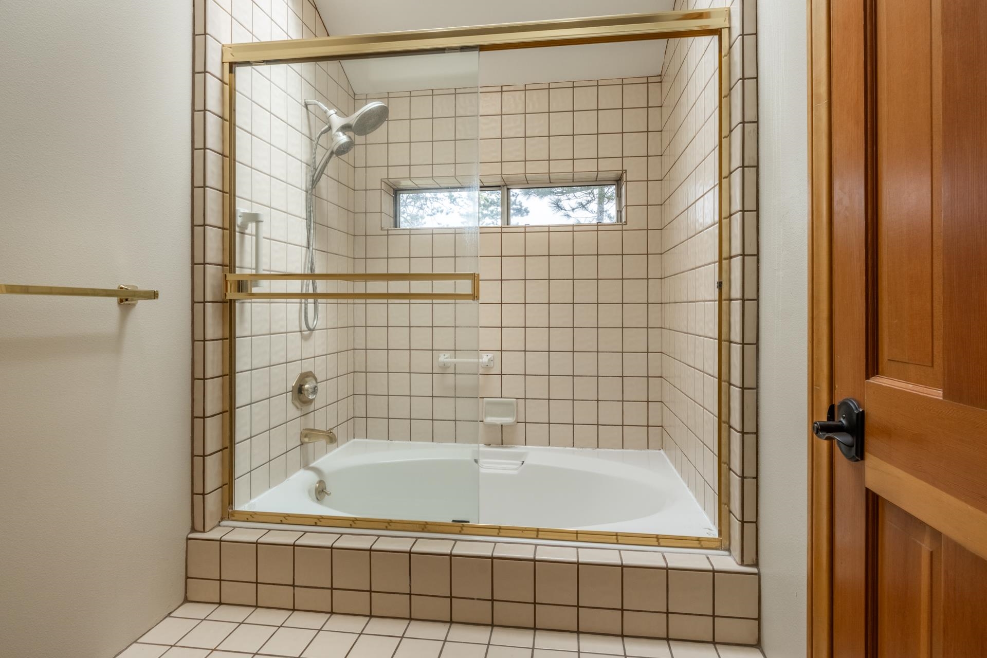 272 Ridge Way Mammoth Lakes, CA 93546 - Photo 36 of 55 Full-sized tub and shower combination with light-toned square tile surround