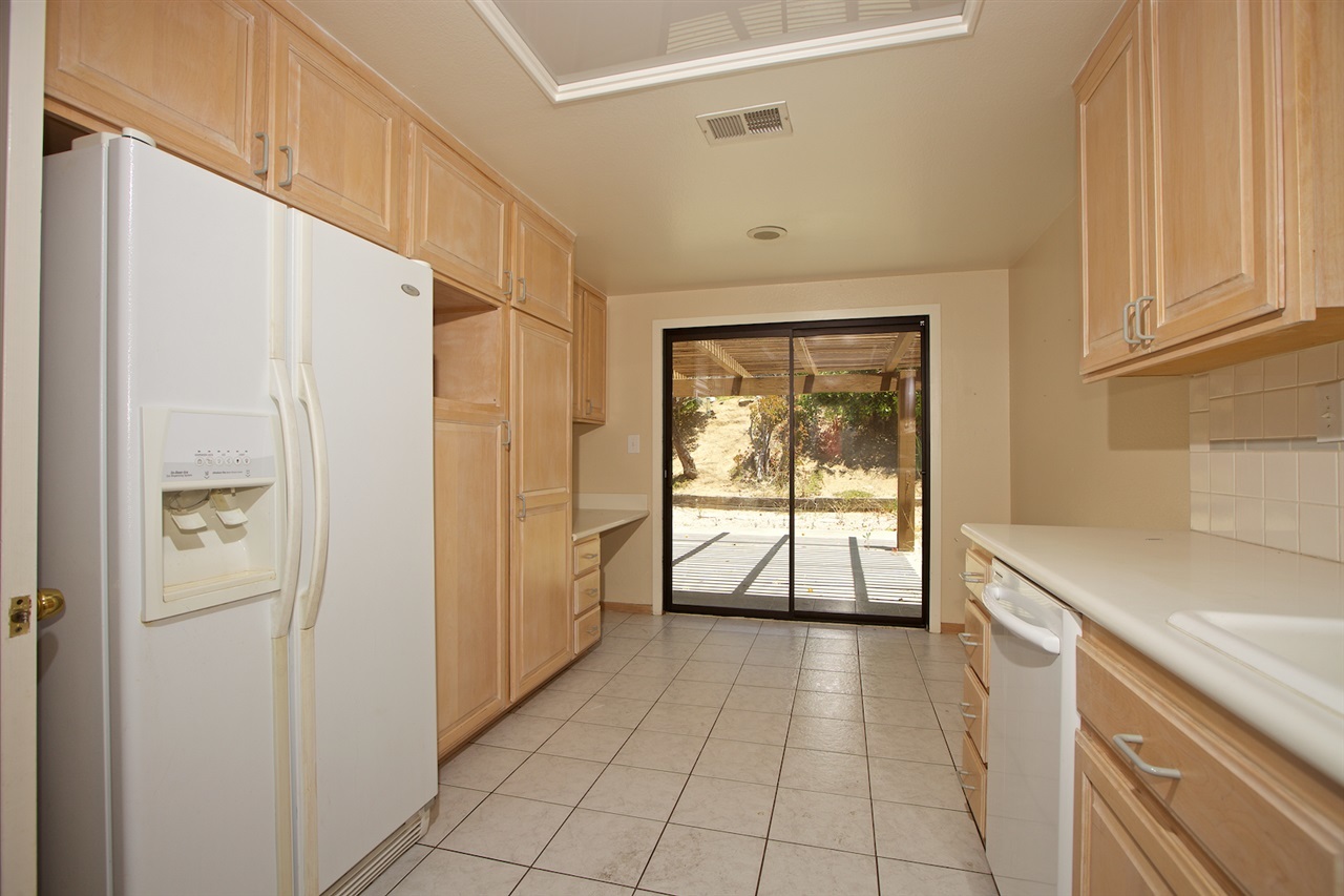 852 Willow Tree Lane Fallbrook, CA 92028 - Photo 2 of 22 Gallery Image 2