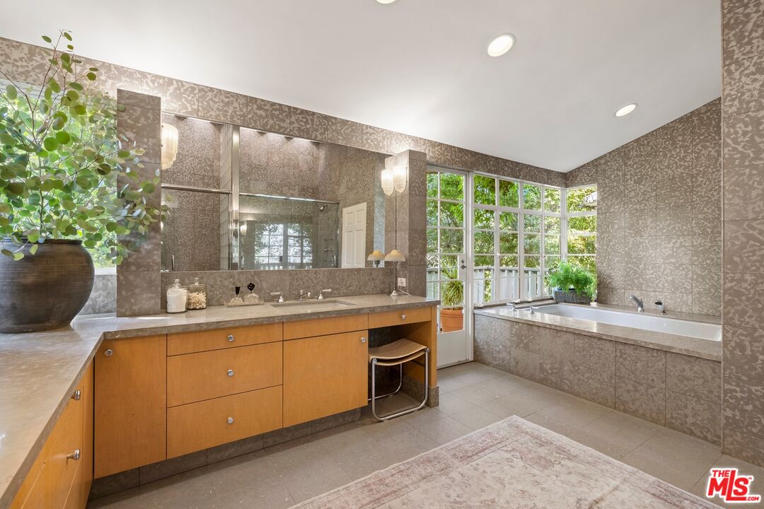 10339 Glenbarr Avenue Los Angeles, CA 90064 - Photo 14 of 22