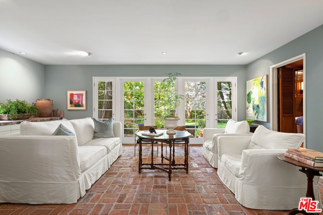 10339 Glenbarr Avenue Los Angeles, CA 90064 - Photo 3 of 22