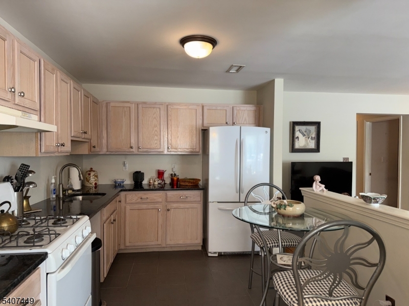 37 Chanda Court Clifton, NJ 07012 - Photo 5 of 12