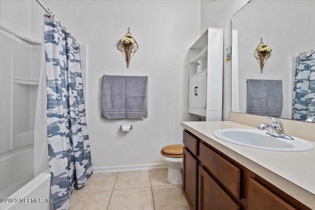 605 Golden Lake Loop St. Augustine, FL 32084 - Photo 16 of 20 a bathroom with a sink and a mirror