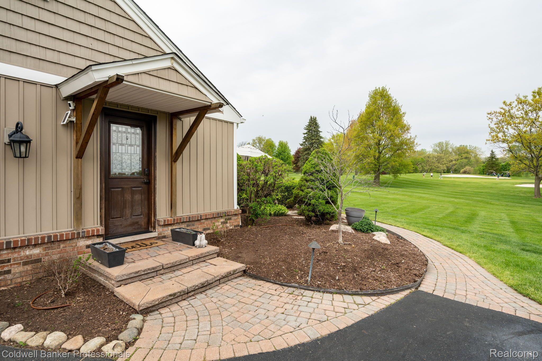 1358 Chestnut Circle Rochester, MI 48309 - Photo 33 of 46 Side entrance to Mud Room