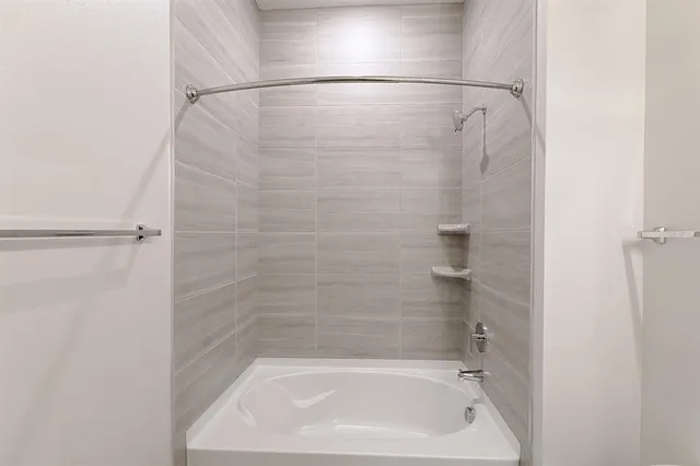 $3,950 | 1420 Lakefront Drive, Unit TH111, Sarasota, FL 34240