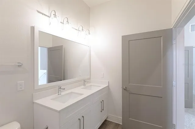 $3,950 | 1420 Lakefront Drive, Unit TH111, Sarasota, FL 34240