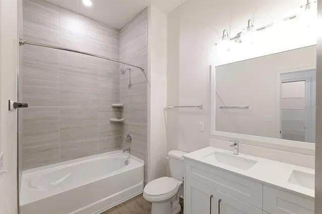 $3,950 | 1420 Lakefront Drive, Unit TH111, Sarasota, FL 34240