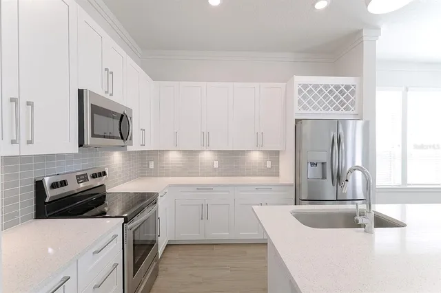 $3,950 | 1420 Lakefront Drive, Unit TH111, Sarasota, FL 34240